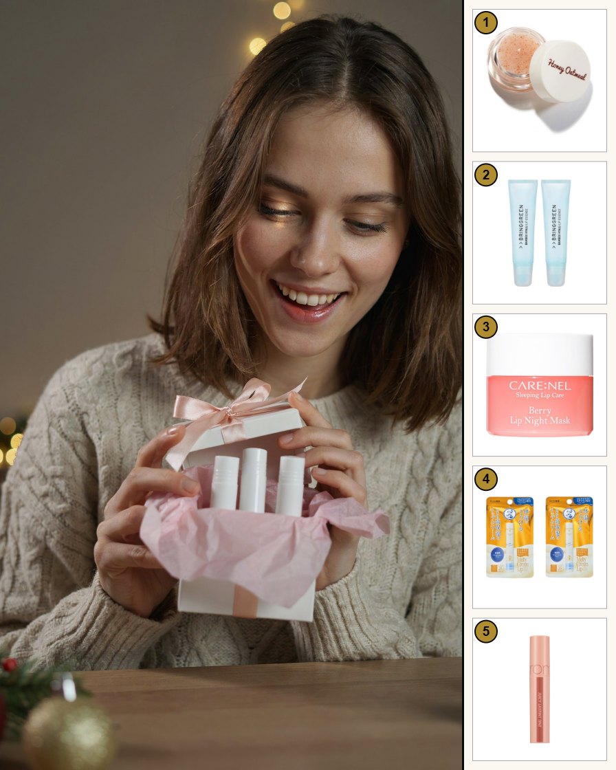 Hübsch verpacktes Geschenk mit Lippenpflege, junge Frau öffnet es lächelnd, rechts die Produkte des Sets