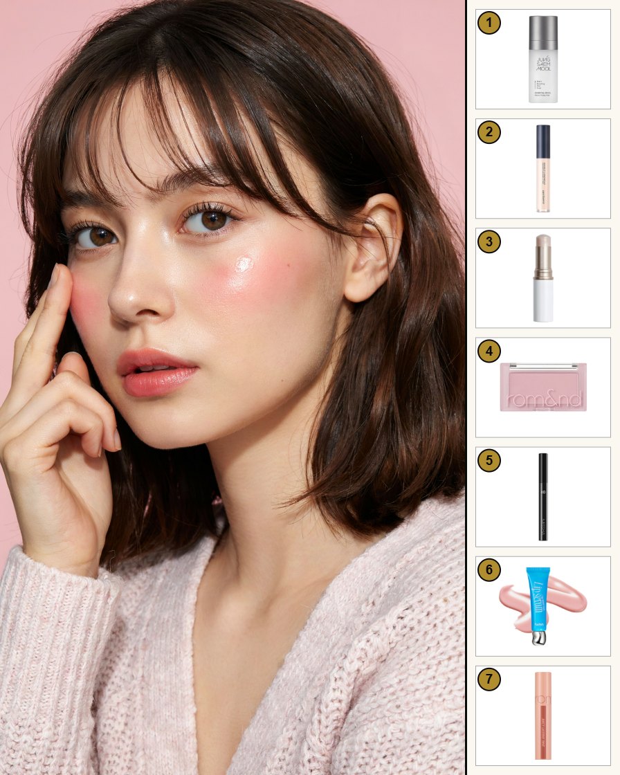 Junge Frau mit frischem koreanischem Make-up und rosigen Wangen vor hellem Hintergrund, rechts die Produkte des Sets