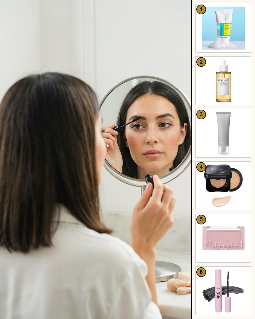 Junge Frau mit mattem, gepflegtem Teint richtet sich vor dem Spiegel die Wimpern, rechts die Produkte des Sets