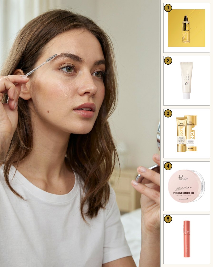 Junge Frau mit natürlichem Make-up kämmt sich im Tageslicht die Augenbrauen, rechts die Produkte des Sets