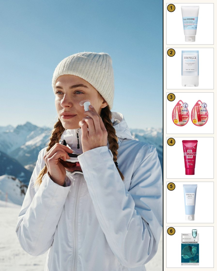 Junge Frau in Skijacke trägt auf der verschneiten Piste einen Sonnenstick auf, rechts die Produkte des Sets